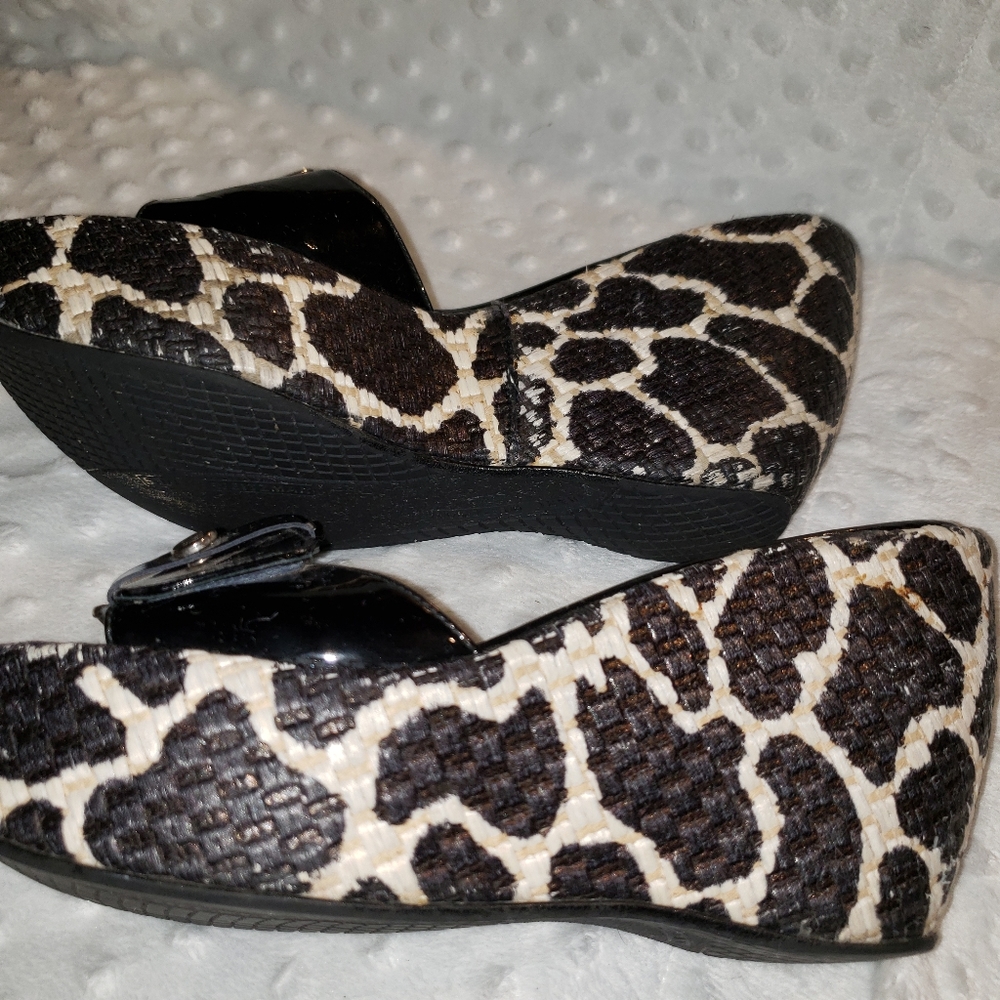 Stuart Weitzman 7 1/2 giraffe animal print buckle - Picture 6 of 16